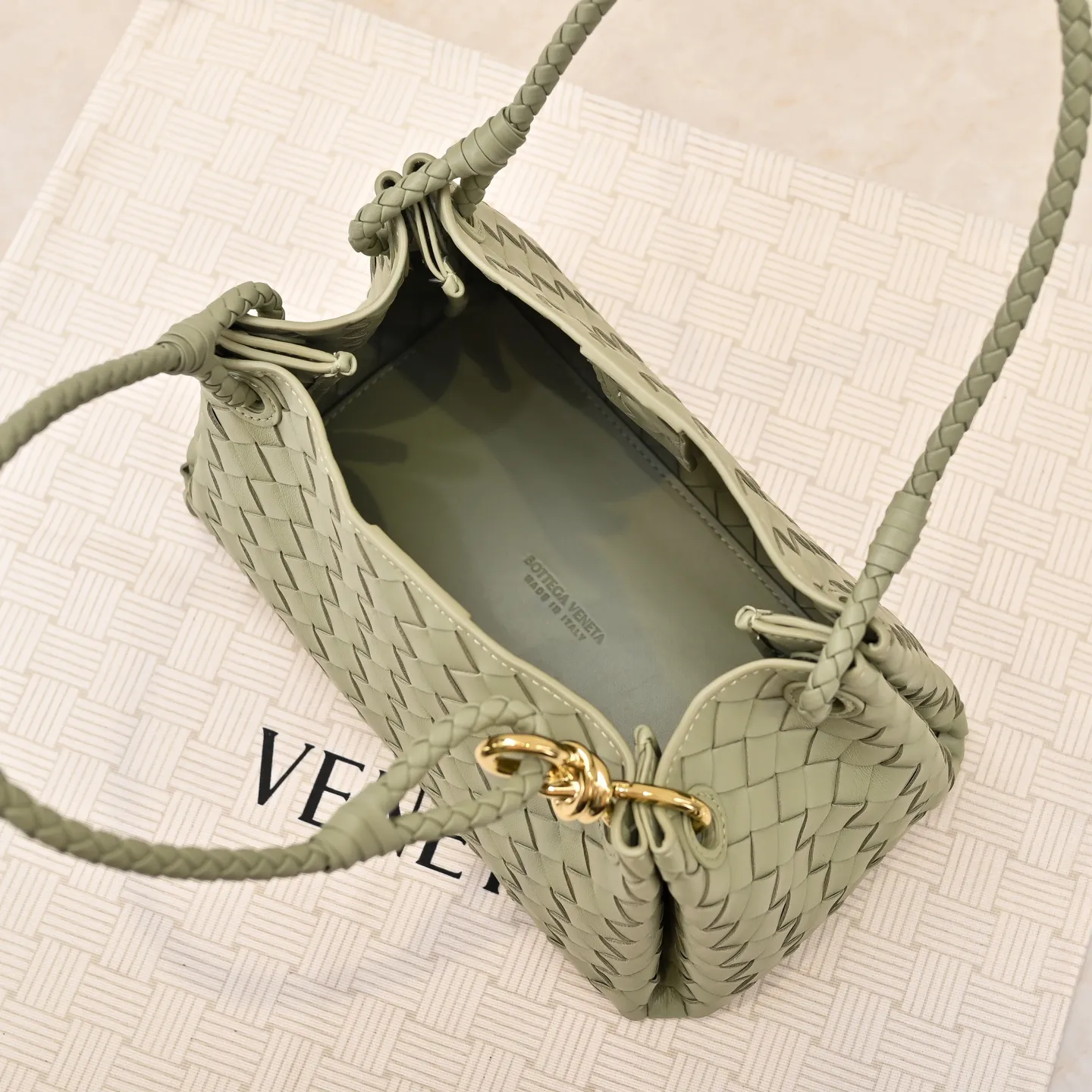 Batch 2060 BOTTEGA VENETA 2025 Autumn New Product Medium Parachuta The long-awaited new medium parachuta is here, with a unique appearance and iconic metal knots, and a whole piece of leather folds the four corners into a parachute shape! The exquisite Knot metal buckle is like putting jewelry on a bag. It is high-end and elegant. Its super capacity can hold all your things! The overall effect of this bag is very different from before. It is neither too delicate to provide a large capacity nor too bulky because of its practicality. It simply provides a perfectly suitable bag for casual and simple people👜 Style number: 5921 Size: 29.5*18.5*17.5cm